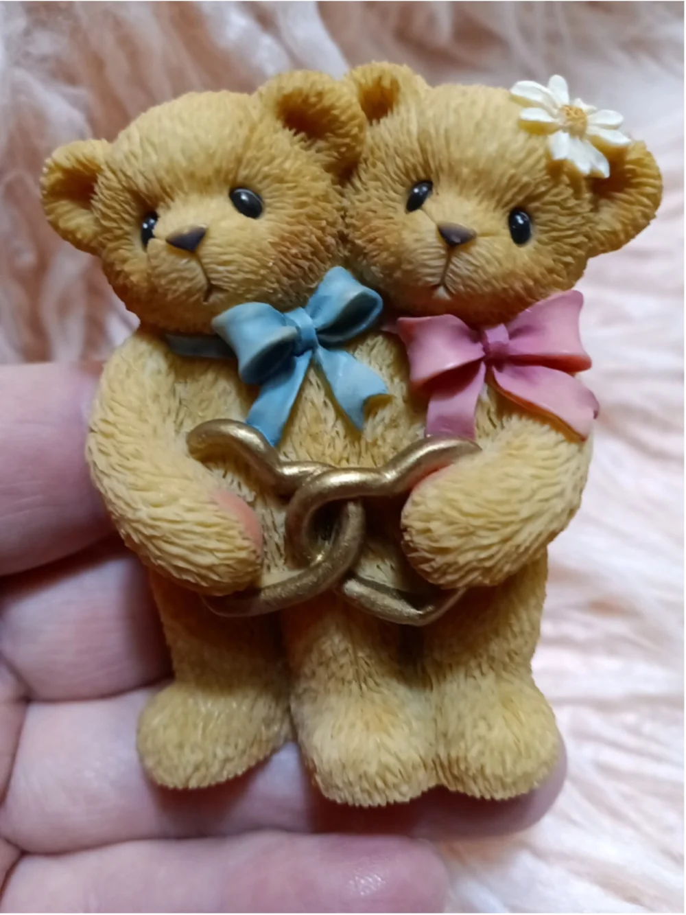 Cherished Teddies, Female & Male Bear Holding Golden Heart 1999 Pink Bow Daisy